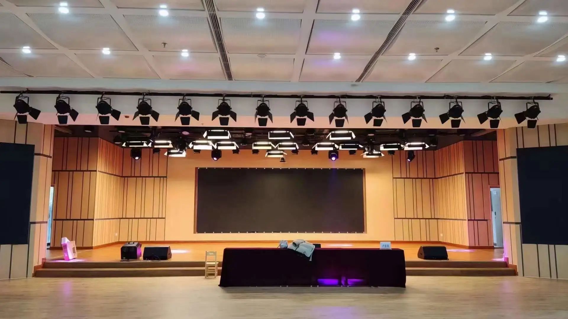 j9国际厅专业灯光音响扩声系统工程产品服务于某学堂会堂！